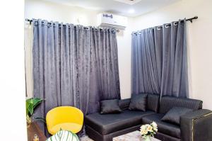 พื้นที่นั่งเล่นของ Furnished studio apartment in a secure and serene part of Ibadan