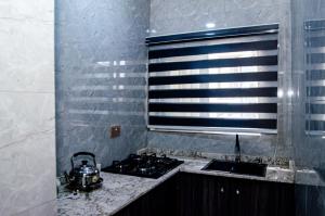 Eldhús eða eldhúskrókur á Furnished studio apartment in a secure and serene part of Ibadan +15 myndir