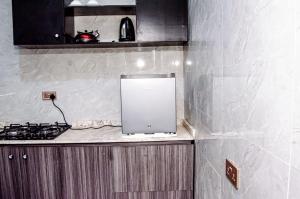 ครัวหรือมุมครัวของ Furnished studio apartment in a secure and serene part of Ibadan