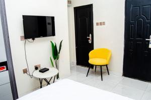 โทรทัศน์และ/หรือระบบความบันเทิงของ Furnished studio apartment in a secure and serene part of Ibadan