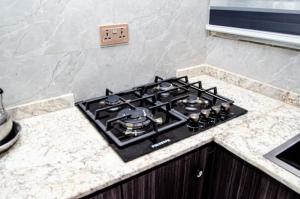 ครัวหรือมุมครัวของ Furnished studio apartment in a secure and serene part of Ibadan