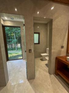 Et badeværelse på CLARO DE LUNA Luxury Lodge + 92 billeder