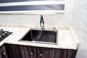 ครัวหรือมุมครัวของ Furnished studio apartment in a secure and serene part of Ibadan