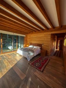 En eller flere senge i et værelse på CLARO DE LUNA Luxury Lodge