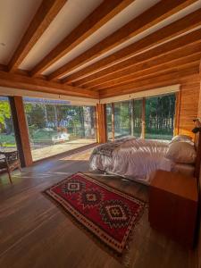 En eller flere senge i et værelse på CLARO DE LUNA Luxury Lodge