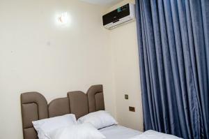 Rúm í herbergi á Furnished studio apartment in a secure and serene part of Ibadan