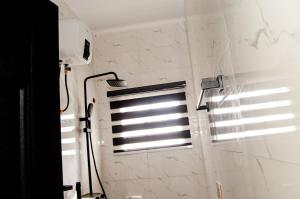 ห้องน้ำของ Furnished studio apartment in a secure and serene part of Ibadan