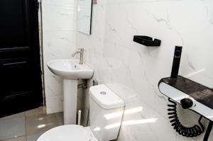 ห้องน้ำของ Furnished studio apartment in a secure and serene part of Ibadan