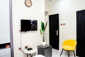 Sjónvarps- og/eða afþreyingartæki á Furnished studio apartment in a secure and serene part of Ibadan