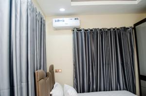 เตียงในห้องที่ Furnished studio apartment in a secure and serene part of Ibadan