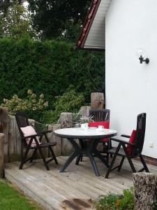 a table and chairs sitting on a patio at Ferienhaus Utspannen in Prerow