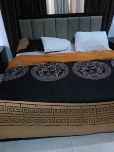 Postel nebo postele na pokoji v ubytování Goldengoose Accomodation
