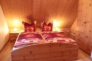 プレローにあるFerienhaus Utspannenのベッドルーム1室(枕に猫2匹を乗せたベッド1台付)
