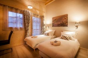 due letti singoli in una stanza con finestra di Les Couadzous Samoëns Centre, Sauna, Jacuzzi, 6 chambres, 7 salles de bains, 16 pers 250 m2 a Samoëns