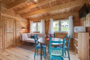 Μια τηλεόραση ή/και κέντρο ψυχαγωγίας στο Chalet accueillant à Égliseneuve-des-Liards avec jardin