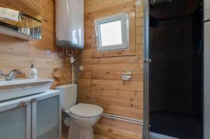 Ένα μπάνιο στο Chalet accueillant à Égliseneuve-des-Liards avec jardin +19 φωτογραφίες