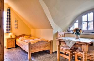 a bedroom with a bed and a table and a window at Krabbenort 1 - 6b in Prerow