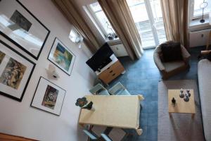 an overhead view of a living room with a couch and a table at Ferienwohnung Döbbelin in Prerow