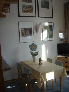 プレローにあるFerienwohnung Döbbelinのダイニングルームテーブル(椅子、花瓶付)