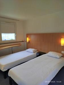 Ένα ή περισσότερα κρεβάτια σε δωμάτιο στο ENOR Hôtel - Guingamp +18 φωτογραφίες