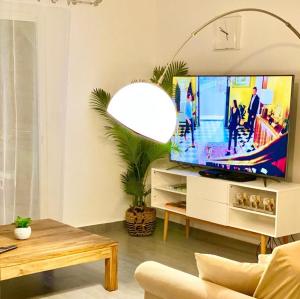 TV a/nebo společenská místnost v ubytování Villa Magellan, walkable Orient Bay beach, private pool