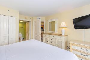 Llit o llits en una habitació de Oversized 6BR Multi-Unit Suite-Oceanfront Compass Cove 1216 and 1217