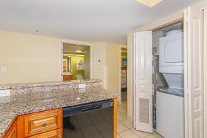 Cuina o zona de cuina de Oversized 6BR Multi-Unit Suite-Oceanfront Compass Cove 1216 and 1217