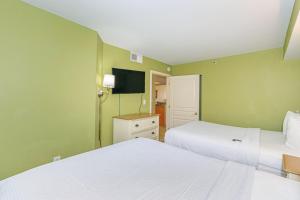 Llit o llits en una habitació de Oversized 6BR Multi-Unit Suite-Oceanfront Compass Cove 1216 and 1217