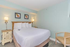 Llit o llits en una habitació de Oversized 6BR Multi-Unit Suite-Oceanfront Compass Cove 1216 and 1217