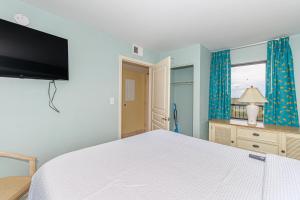 Televisor o centre d'entreteniment de Oversized 6BR Multi-Unit Suite-Oceanfront Compass Cove 1216 and 1217