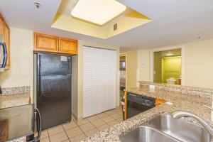 Cuina o zona de cuina de Oversized 6BR Multi-Unit Suite-Oceanfront Compass Cove 1216 and 1217