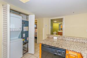 Cuina o zona de cuina de Oversized 6BR Multi-Unit Suite-Oceanfront Compass Cove 1216 and 1217