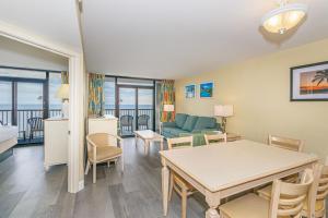Zona d'estar a Oversized 6BR Multi-Unit Suite-Oceanfront Compass Cove 1216 and 1217