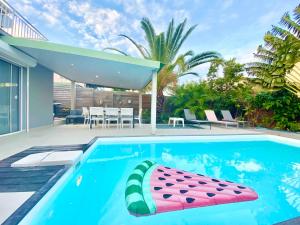 Bazén v ubytování Villa Magellan, walkable Orient Bay beach, private pool nebo v jeho okolí