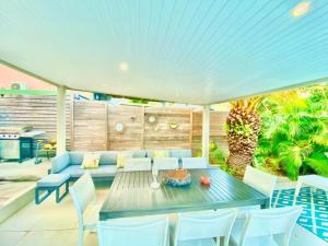 Posezení v ubytování Villa Magellan, walkable Orient Bay beach, private pool