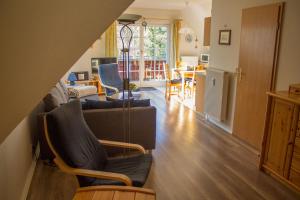 a living room with a couch and a table and chairs at Am Bernsteinweg in Prerow