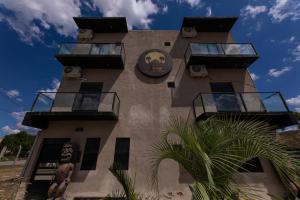 een gebouw met balkons aan de zijkant bij Ohana Apart Hotel in Termas de Río Hondo