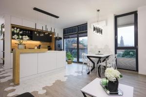 a kitchen and dining room with a table and chairs at Luxury Landing 11 - centrally located accomodation with private parking Targu Mures in Târgu-Mureş