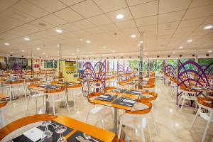 Reštaurácia alebo iné gastronomické zariadenie v ubytovaní Hotel Servigroup Venus