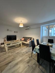 un salon avec un canapé et une table dans l'établissement Alojamiento Rural Los Corrales, à Algodonales