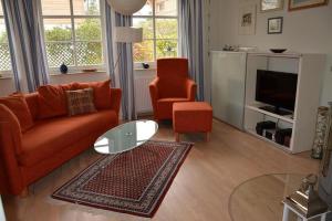 uma sala de estar com um sofá e uma mesa de vidro em Hagens Hus em Prerow