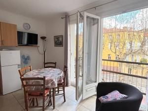 Kuchyňa alebo kuchynka v ubytovaní Studio Confortable avec WIFI, Parking, Proche Thermes et Centre Ville d'Amélie-les-Bains - FR-1-703-62