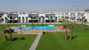 Bazén v ubytování Oasis Beach El Raso Guardamar nebo v jeho okolí