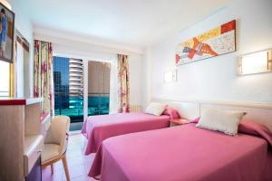 pokój hotelowy z dwoma łóżkami i oknem w obiekcie Hotel Servigroup Venus w mieście Benidorm