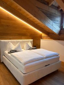 En eller flere senge i et værelse på Casa Franz + 22 billeder