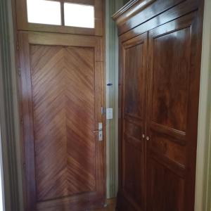 porta in legno in camera con finestra di Gîte la maison du bonheur a Montignac-Charente Altre 4 foto