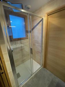 eine Dusche mit Glastür im Badezimmer in der Unterkunft Chalet de l'Olympe in Les Allues + 30 Fotos