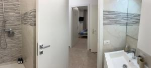 A bathroom at *Veranda's rooms* - Free parking in central Lugano