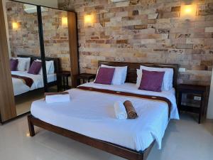 1 Schlafzimmer mit 2 Betten, Handtüchern und einem Spiegel in der Unterkunft OMG !! Amazing Sea Views !! Stunning Sunsets !! Khao Thong Krabi Thailand in Ban Khao Thong + 60 Fotos