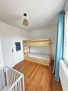 a bedroom with bunk beds in a room at La Casa Plume proche du centre et de la mer in Hermanville-sur-Mer